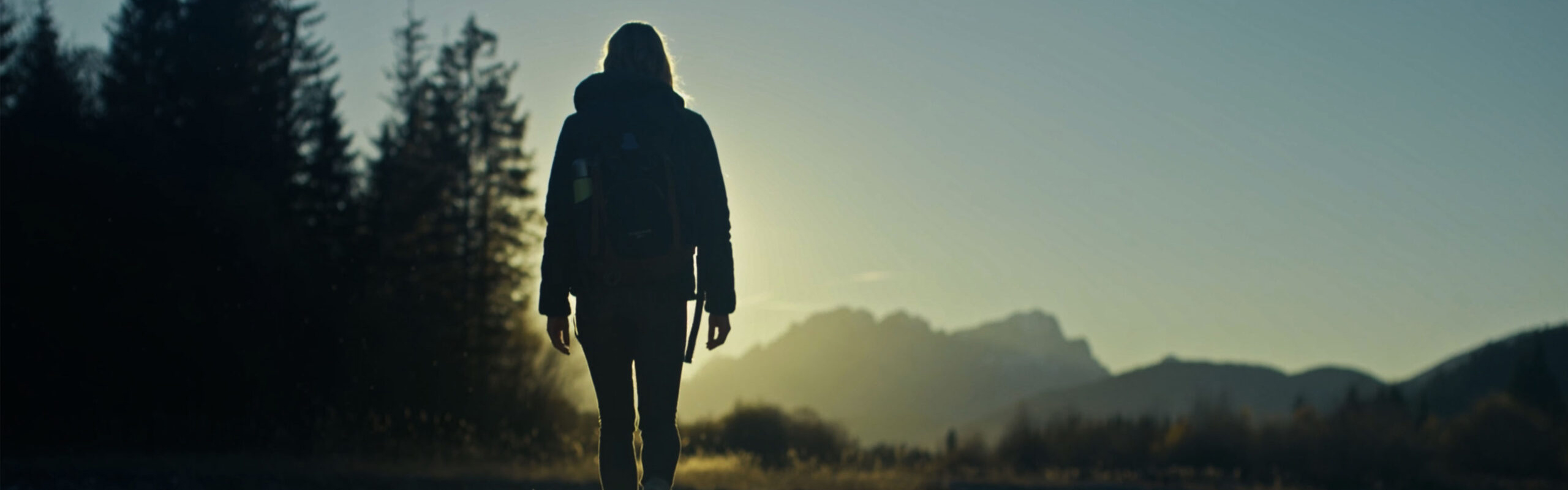 Bild einer jungen Wanderin in den Bergen