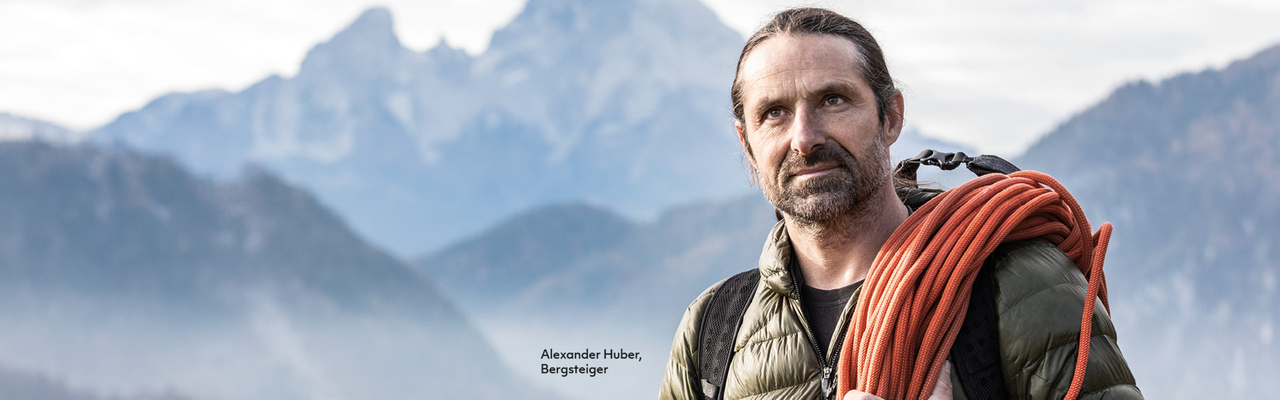 Bild einer idyllischen Landschaft mit Dorf im Hintergrund