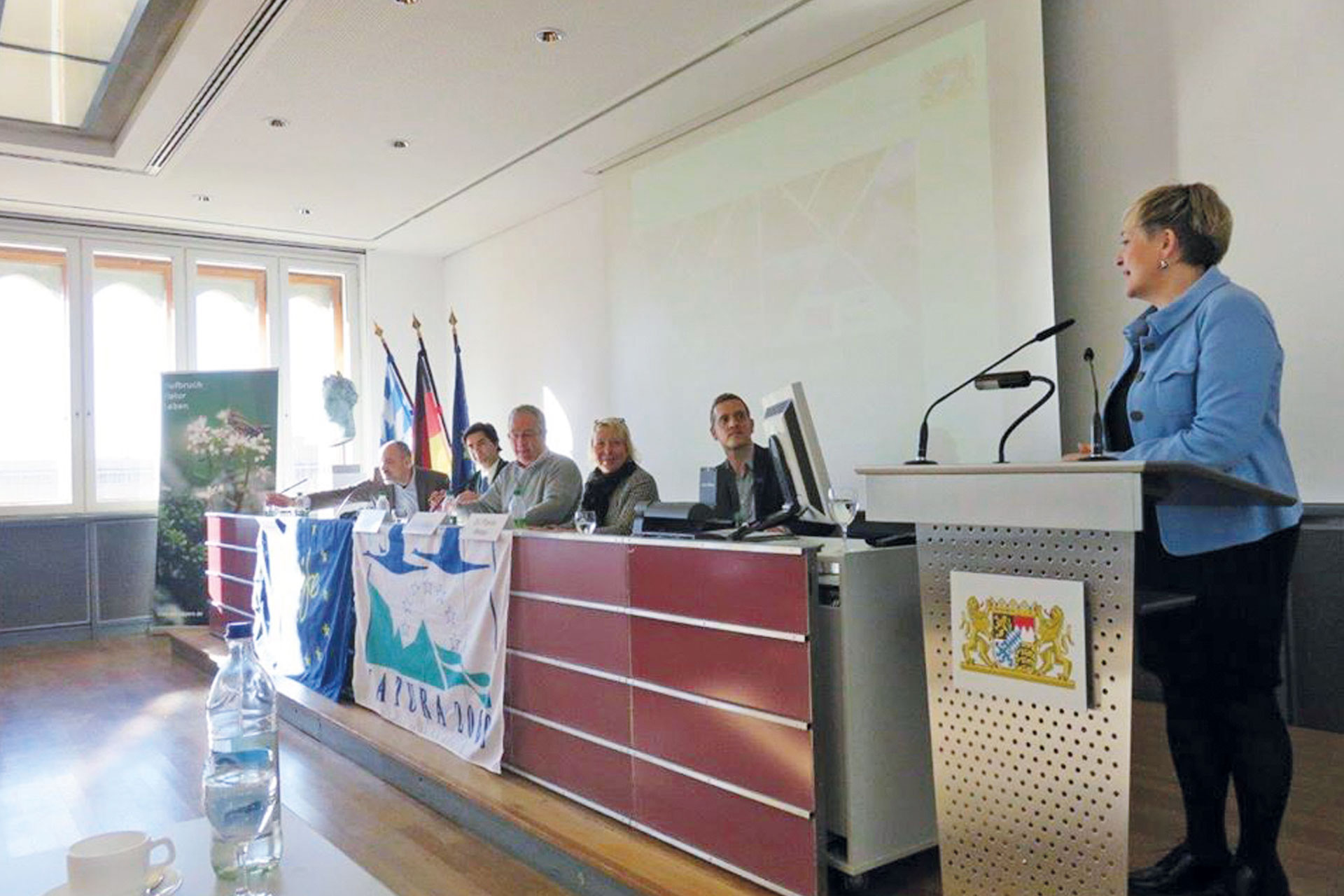 Regierungspräsidentin Bettina Brunner hält einen Vortrag bei der ersten PAG-Sitzung im Herbst 2017. Im Hintergrund weitere Teilnehmer.