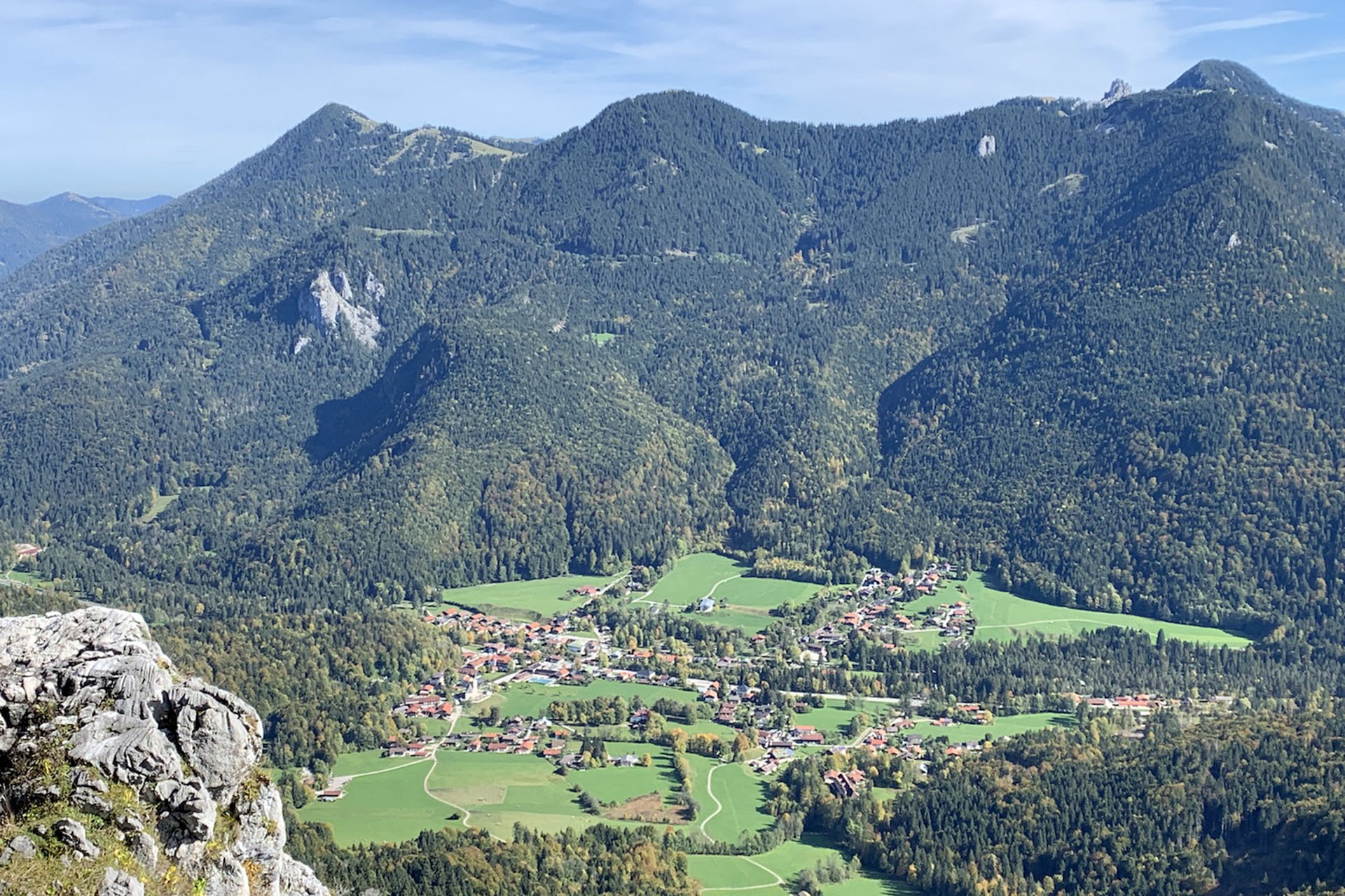 Wallberg-Risserkogelkamm mit dem Bergsteigerdorf Kreuth im Vordergrund