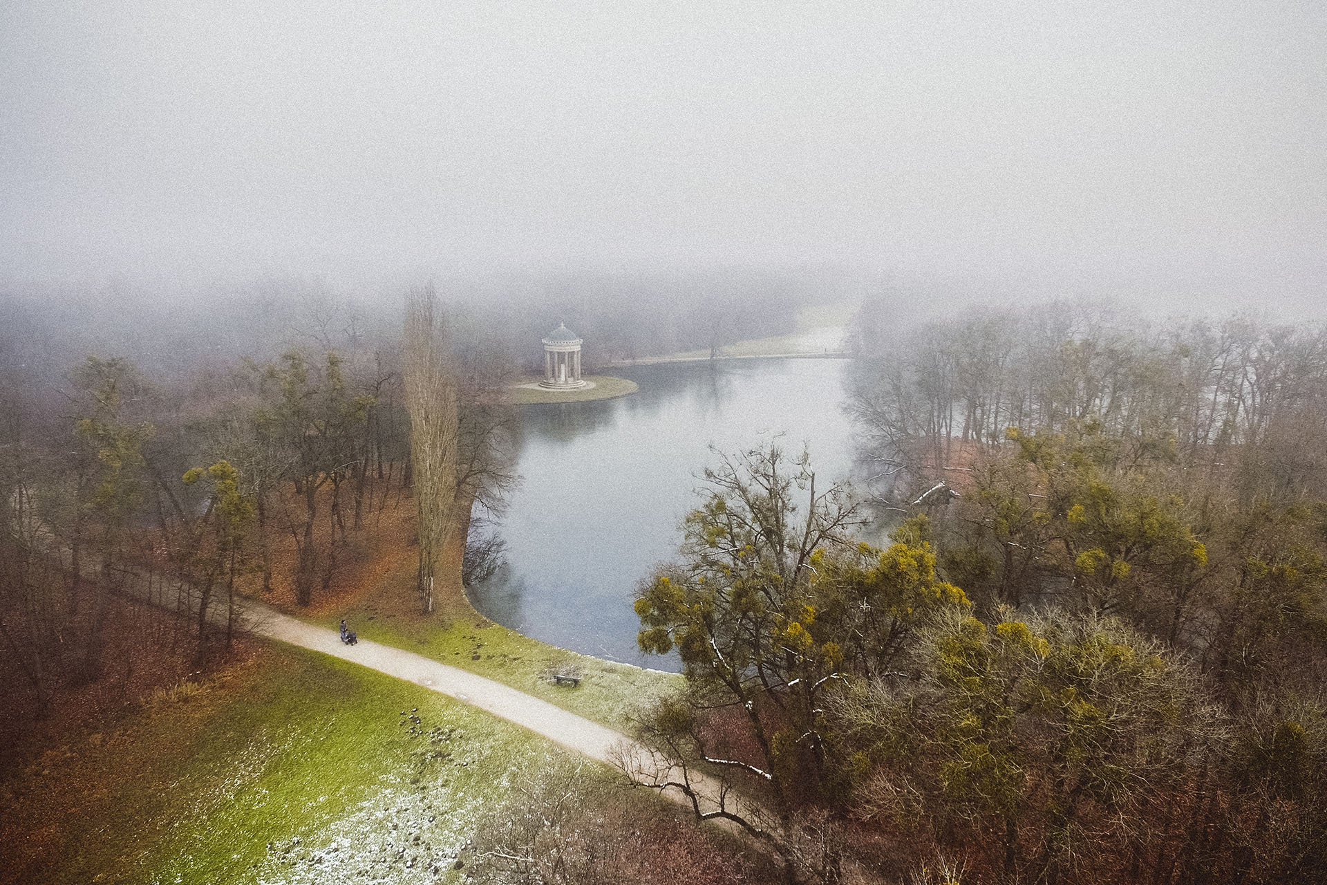 Idyllisch am Ufer situierter Monopterus