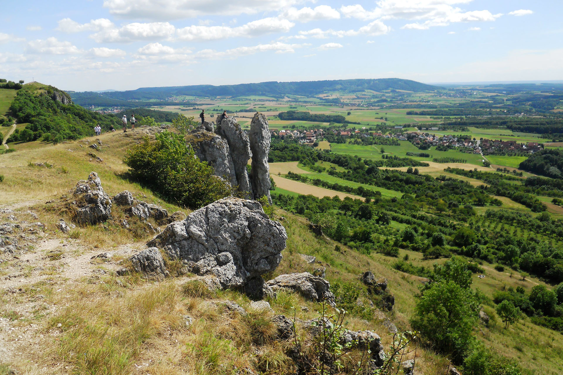 Imposante Felsformationen am Hochplateau des Walberla